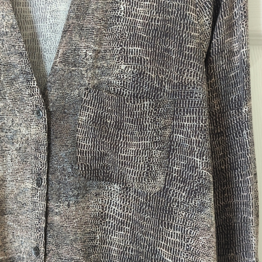 Soft Joie Dane Snakeskin Printed Long Roll Tab Sleeve V-neck Button Down Shirt S - Picture 8 of 14